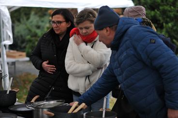 „Z tradycją i ze smakiem” w Ostrówku. Stoiska odwiedziły dziesiątki mieszkańców regionu